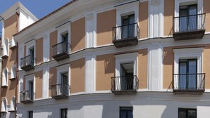 Un edificio de varios pisos con balcones y ventanas.