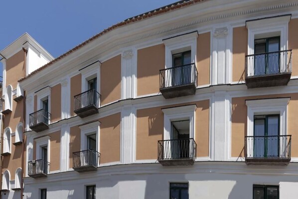 A multi-story building with balconies and windows. - Antica Rheginna Luxury rooms (Minori)