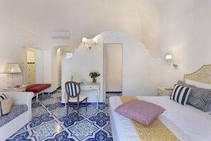 Premium bedding, down duvets, free minibar items, in-room safe - Antica Rheginna Luxury rooms (Minori)