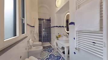 Luxury Oda | Banyo | Duş, geniş duş başlığı, lüks banyo/kozmetik ürünleri
