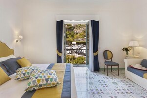 Ropa de cama de alta calidad, cubrecamas y artículos del minibar gratis 
