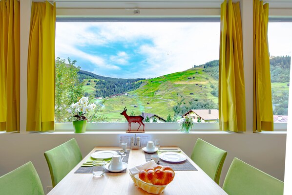 Free daily buffet breakfast - Vallatscha (Medel)