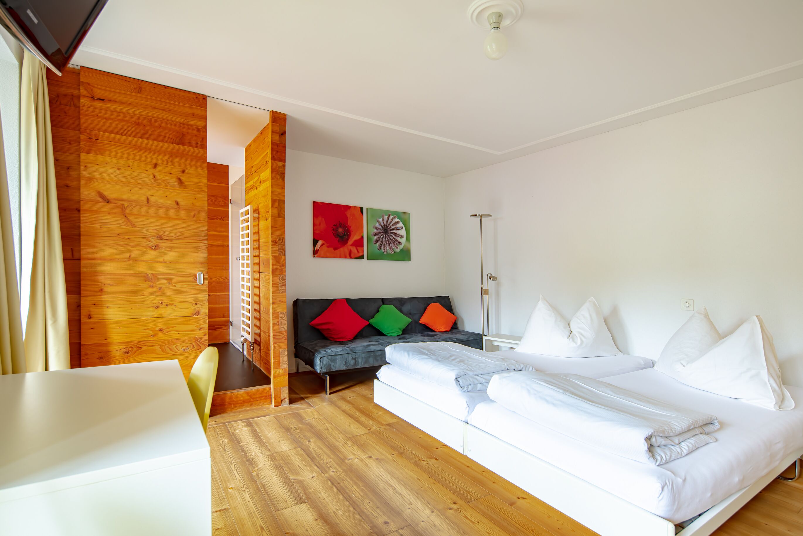 Hypo-allergenic bedding, desk, free WiFi, bed sheets