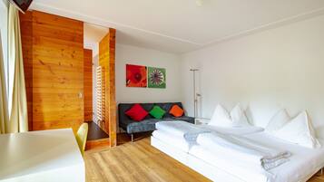 Hypo-allergenic bedding, desk, free WiFi, bed sheets