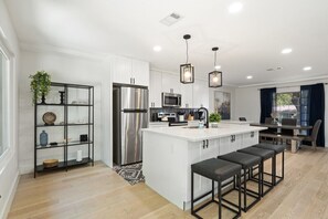 Réfrigérateur, four à micro-ondes, un four, surface de cuisson