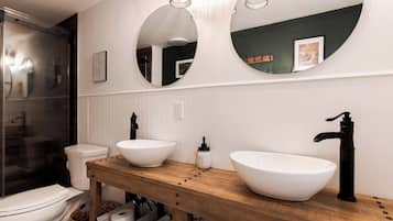 Combined shower/tub, hair dryer, towels