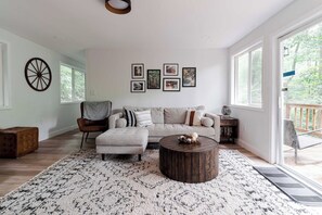 Smart TV, chimenea y libros 