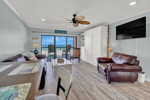 Smart TV, libri, biblioteca musicale