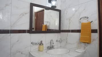 Douche, serviettes fournies, savon, shampoing