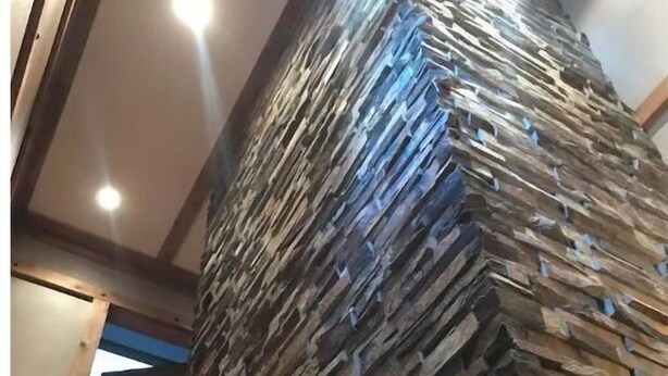Una escalera con un muro de piedra a un lado.