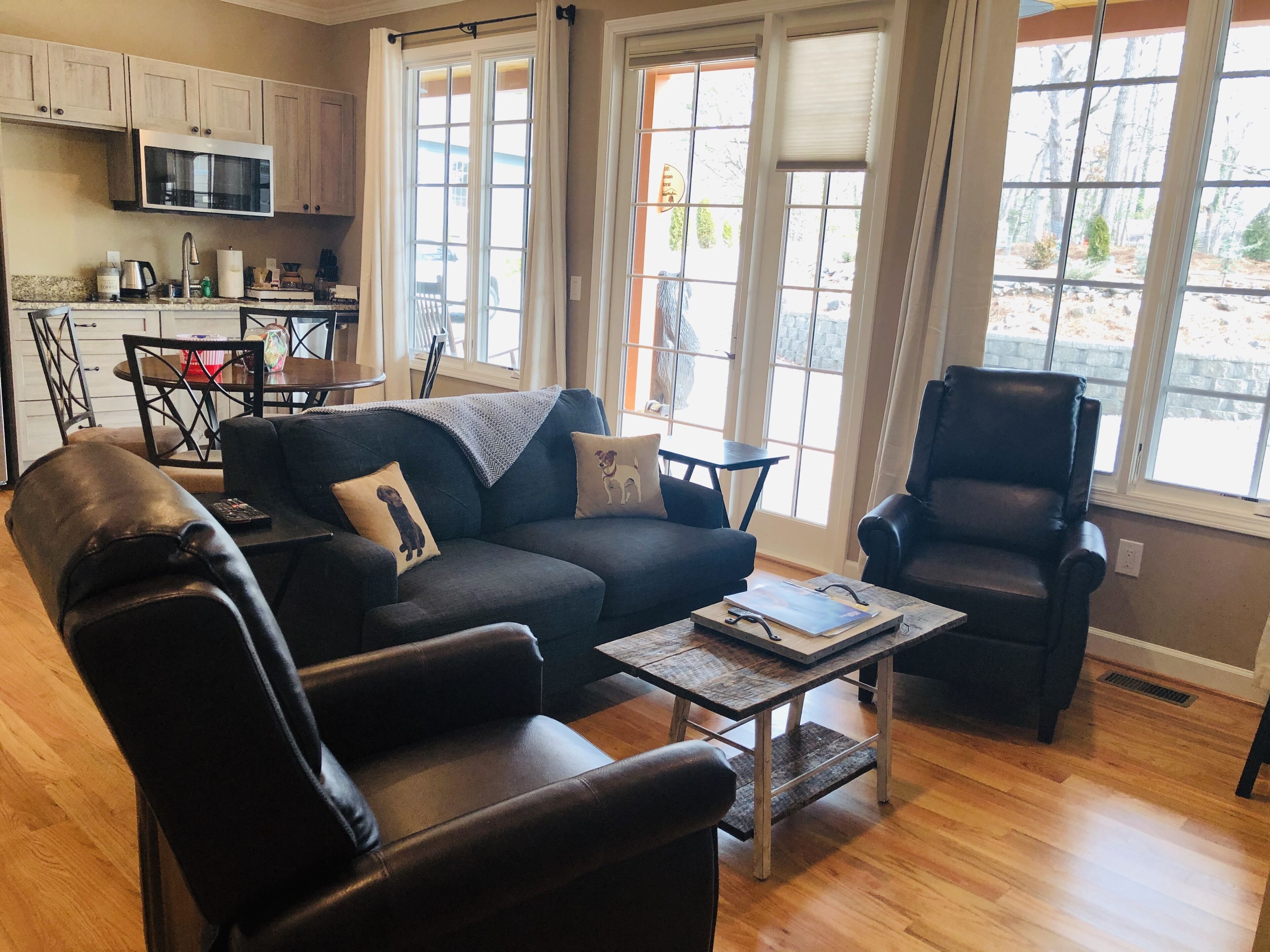 1 min to Weaverville 10 min to Asheville 6 mi to Blue Ridge Pkw