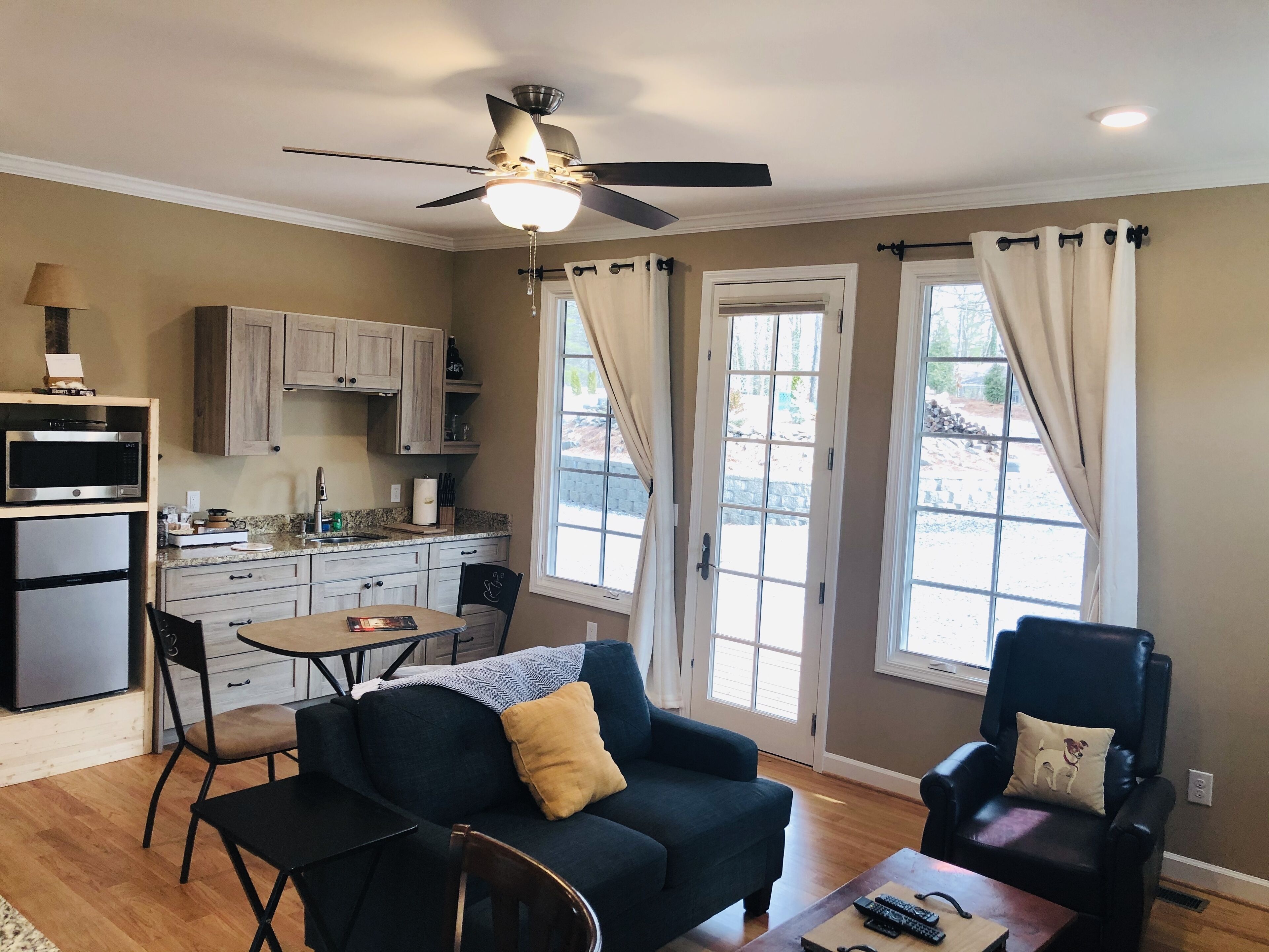 1 min to Weaverville 10 min to Asheville 6 mi to Blue Ridge Pkw