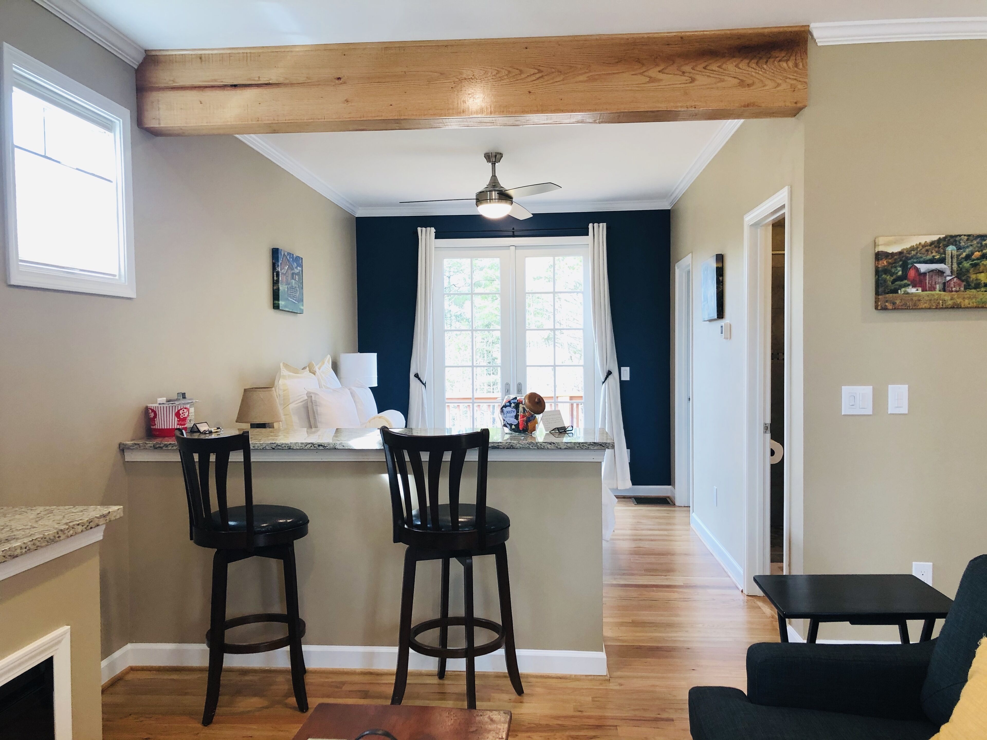 1 min to Weaverville 10 min to Asheville 6 mi to Blue Ridge Pkw