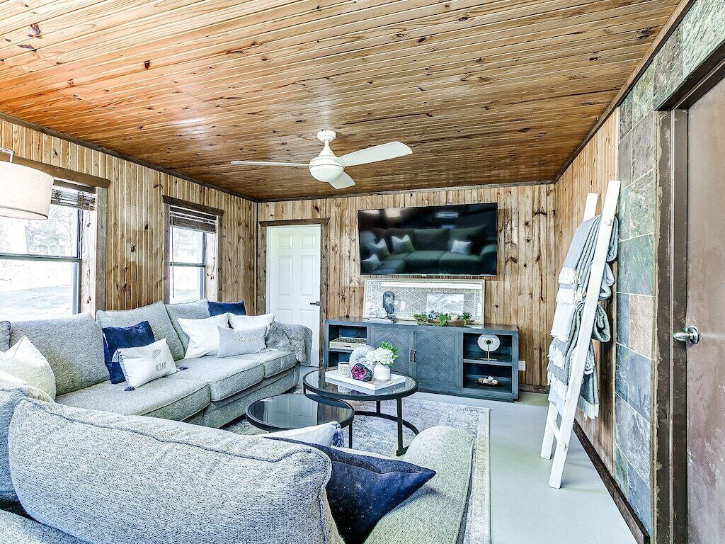 Waterfront Sandy beach 3/3 Eufaula home w/ Hot Tub firepit pond zipline & land!