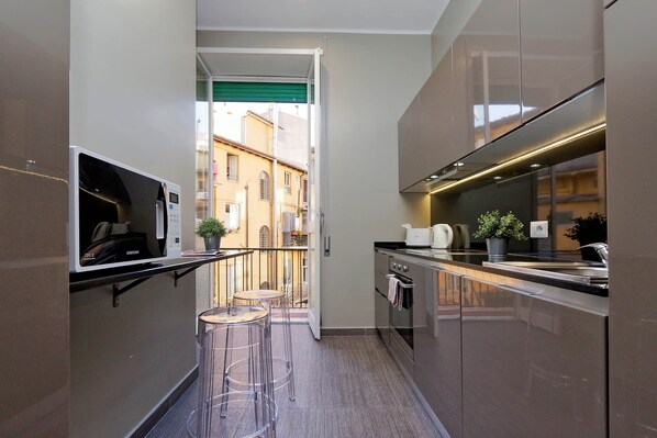 Frigorifero, microonde, forno, piano cottura