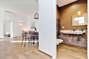 Douche, sèche-cheveux, bidet, serviettes fournies