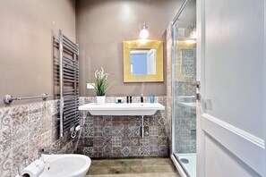 Shower, hair dryer, bidet, towels - Monti Apartments - M9 (Rome)