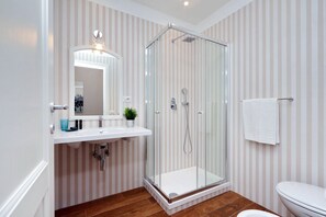 Shower, hair dryer, bidet, towels - Monti Apartments - M15 (Rome)