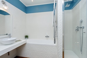 Dusche, Haartrockner, Bidet, Handtücher