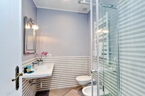 Shower, hair dryer, bidet, towels - Monti Apartments - M14 (Rome)