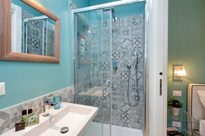 Shower, hair dryer, bidet, towels - Monti Apartments - M6B (Rome)