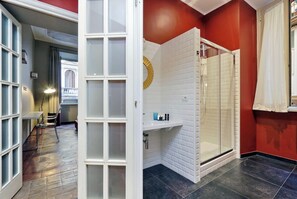 Douche, sèche-cheveux, bidet, serviettes fournies