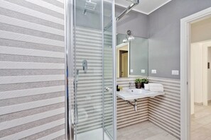 Shower, hair dryer, bidet, towels - Monti Apartments - M16 (Rome)