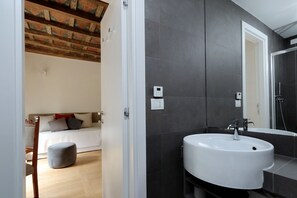 Douche, sèche-cheveux, bidet, serviettes fournies