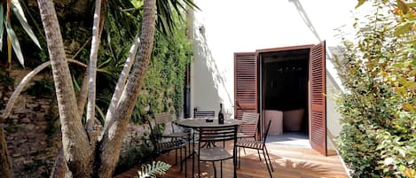 تناول الطعام بالخارج