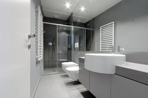 Dusche, Haartrockner, Bidet, Handtücher