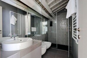 Douche, sèche-cheveux, bidet, serviettes fournies
