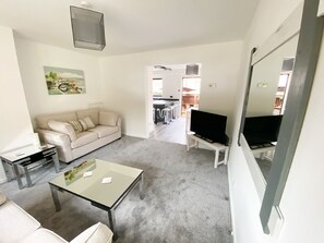 Maison | Aire de séjour | Téléviseur à écran plat de 40 po avec télévision numérique, téléviseur