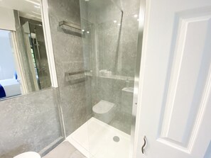 Ferienhaus | Badezimmer | Regendusche, Haartrockner, Fußbodenheizung (Badezimmer), Handtücher