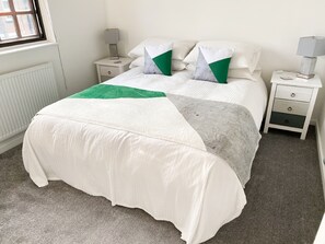 3 bedrooms, iron/ironing board, free WiFi, bed sheets - Harbourside House Holiday Home (Poole)