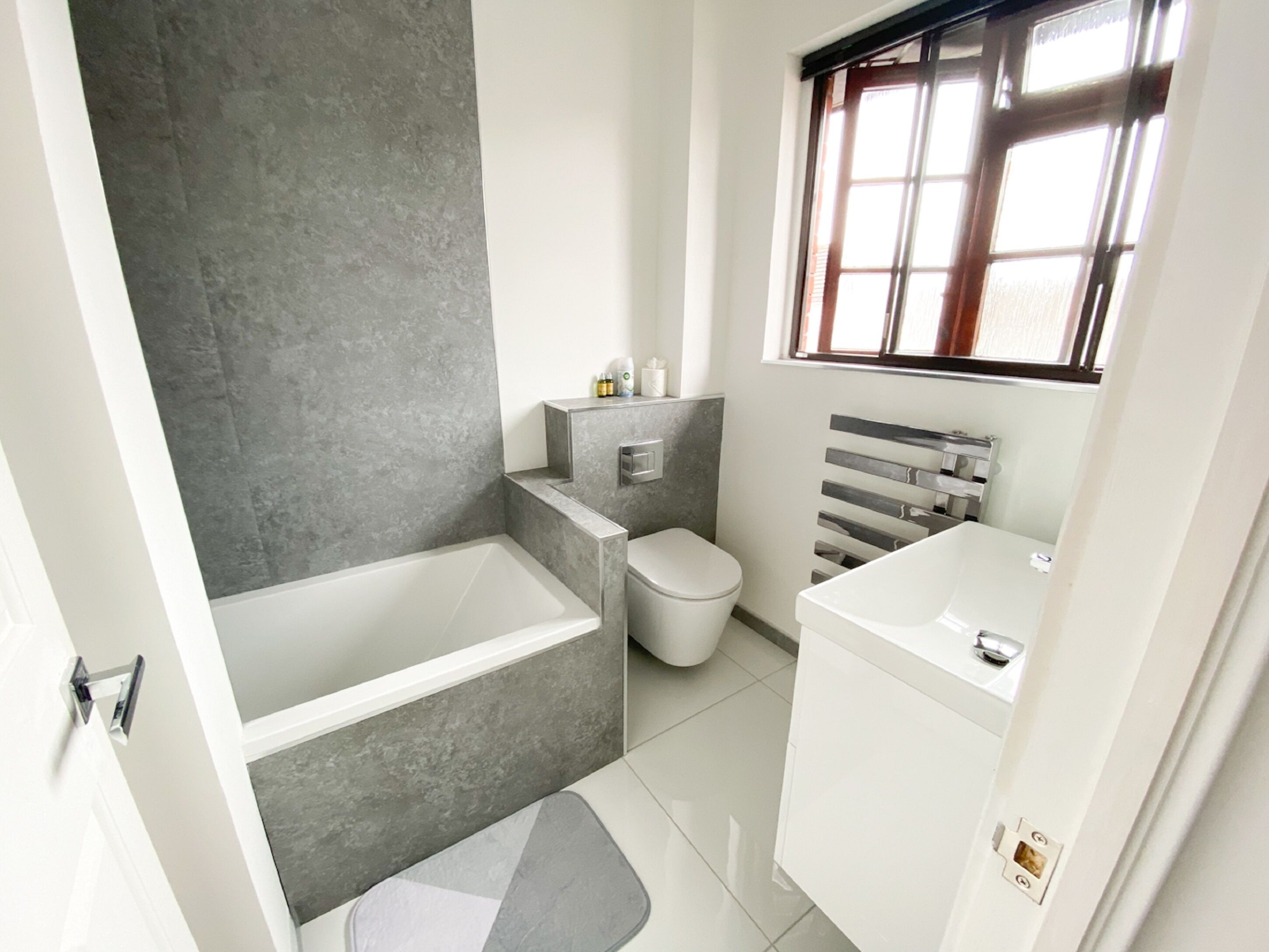 Un baño moderno con bañera, inodoro y lavamanos.