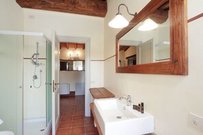 Dusche, Haartrockner, Bidet, Handtücher