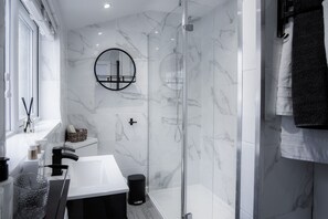 平房 (2 Bedrooms) | 浴室 | 淋浴設備、吹風機、毛巾