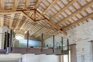 المنشأة من الداخل