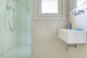 Shower, hair dryer, bidet, towels - Vigneto di Montefreddo - Two Bedroom Split Level (Numana)