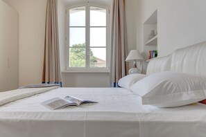 3 عدّة غرف نوم ومكواة/لوح كي وواي فاي مجانًا وملاءات أسرّة