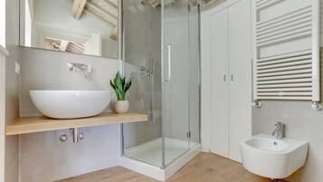 Douche, sèche-cheveux, bidet, serviettes fournies