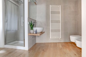 Badewanne, Haartrockner, Bidet, Handtücher