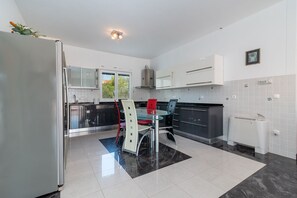 Refrigerador, horno, placa de cocina, lavavajillas