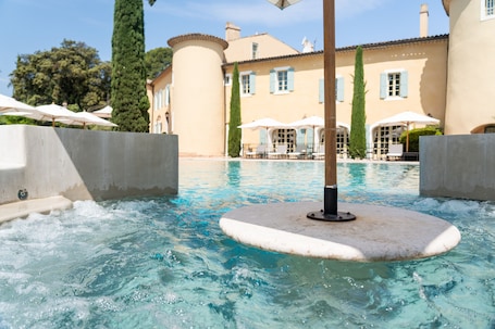 Piscine extérieure, chaises longues. Château les Crostes
