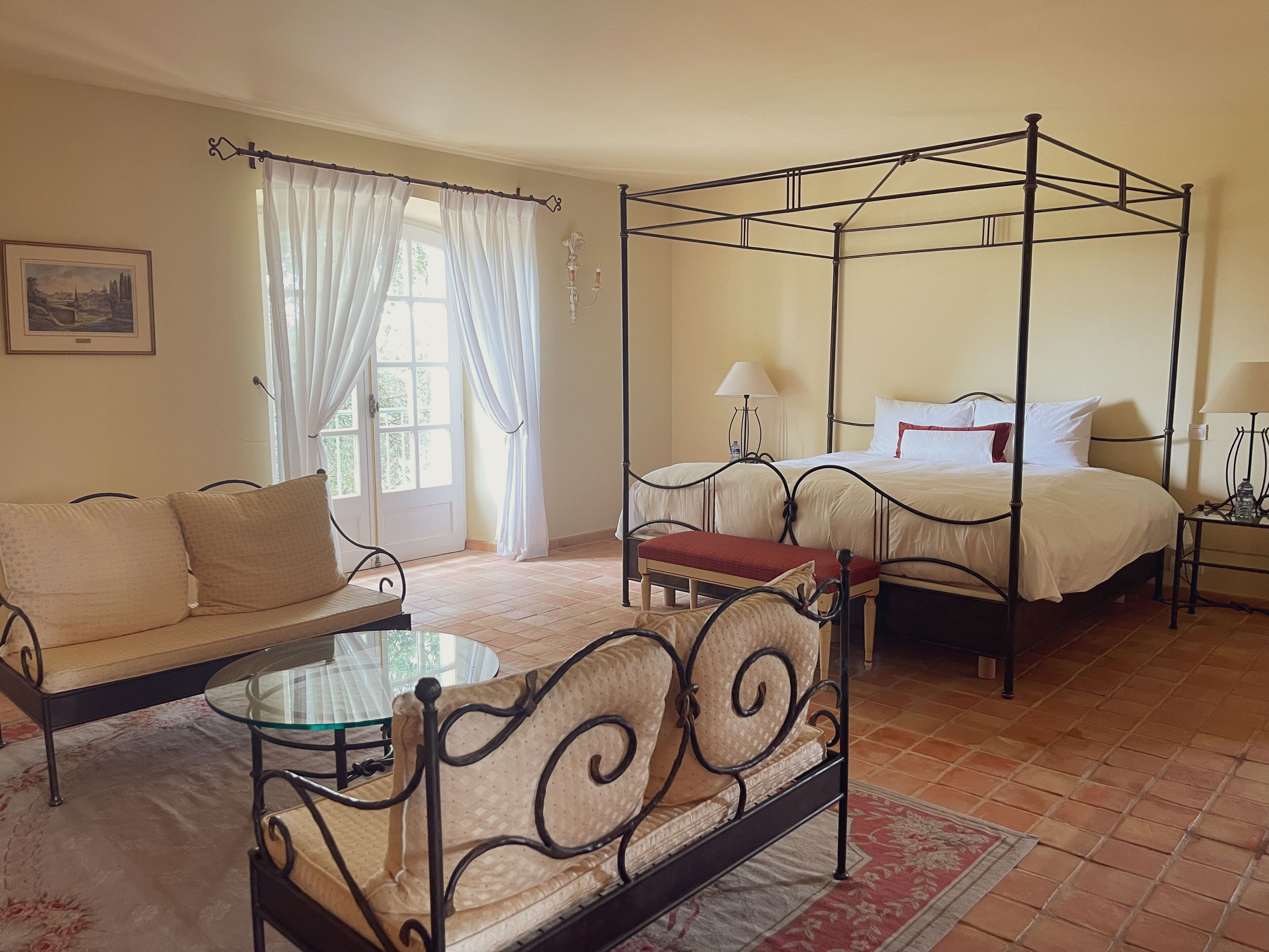 Premium bedding, in-room safe, desk, free WiFi