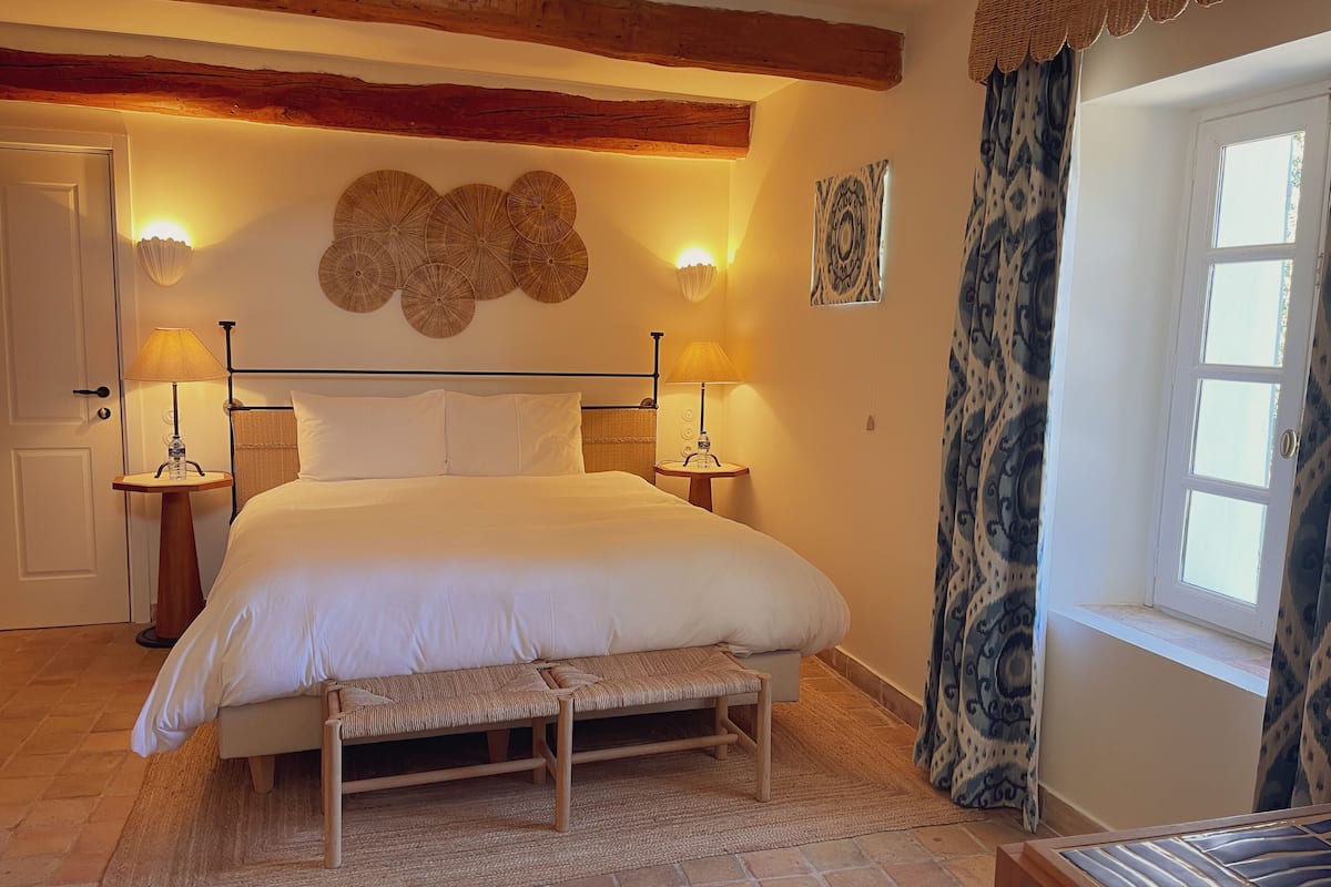 Luxe beddengoed, een kluis op de kamer, een bureau, gratis wifi