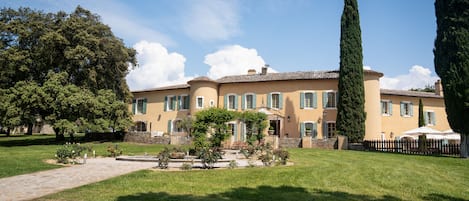 Vista frontal de la propiedad