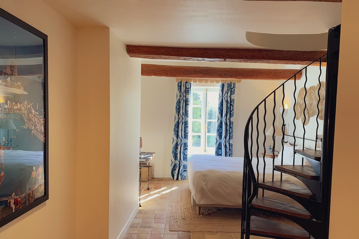 Luxe beddengoed, een kluis op de kamer, een bureau, gratis wifi