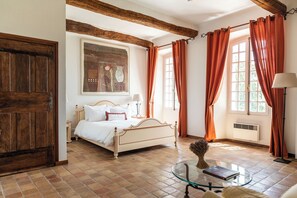 Ropa de cama de alta calidad y caja de seguridad en la habitación 