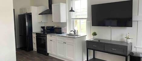 Cookware/dishes/utensils, paper towels